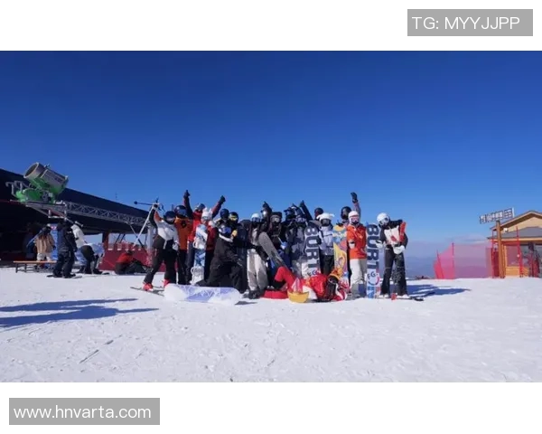 亚布力阳光滑雪场现“财神滑雪”奇景｜二次元打扮者雪道演出国风狂欢